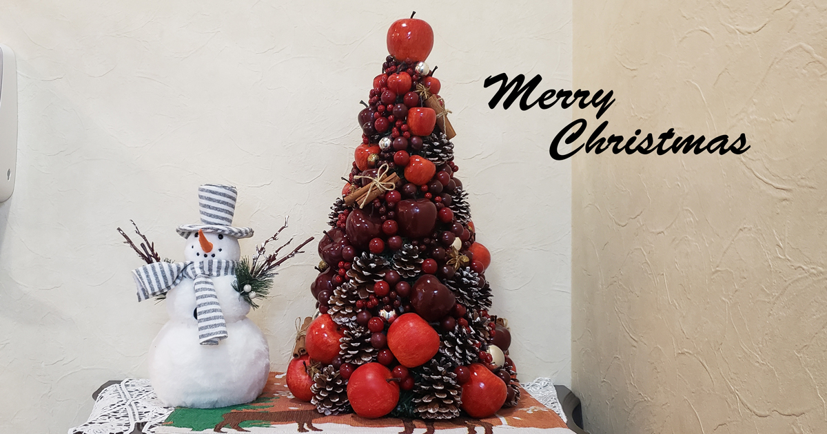 歯科クレールのクリスマス飾り。「スノーマン」と「赤い実と松ぼっくりのクリスマスツリー」