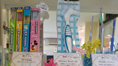 さまざまな歯ブラシ(子ども用、義歯用、ワンタフト)